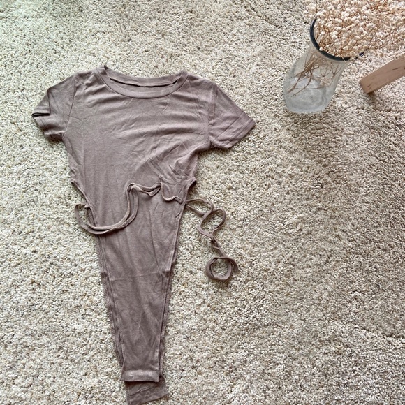 Brand new bodysuit with high side cut lace detail - Picture 3 of 7